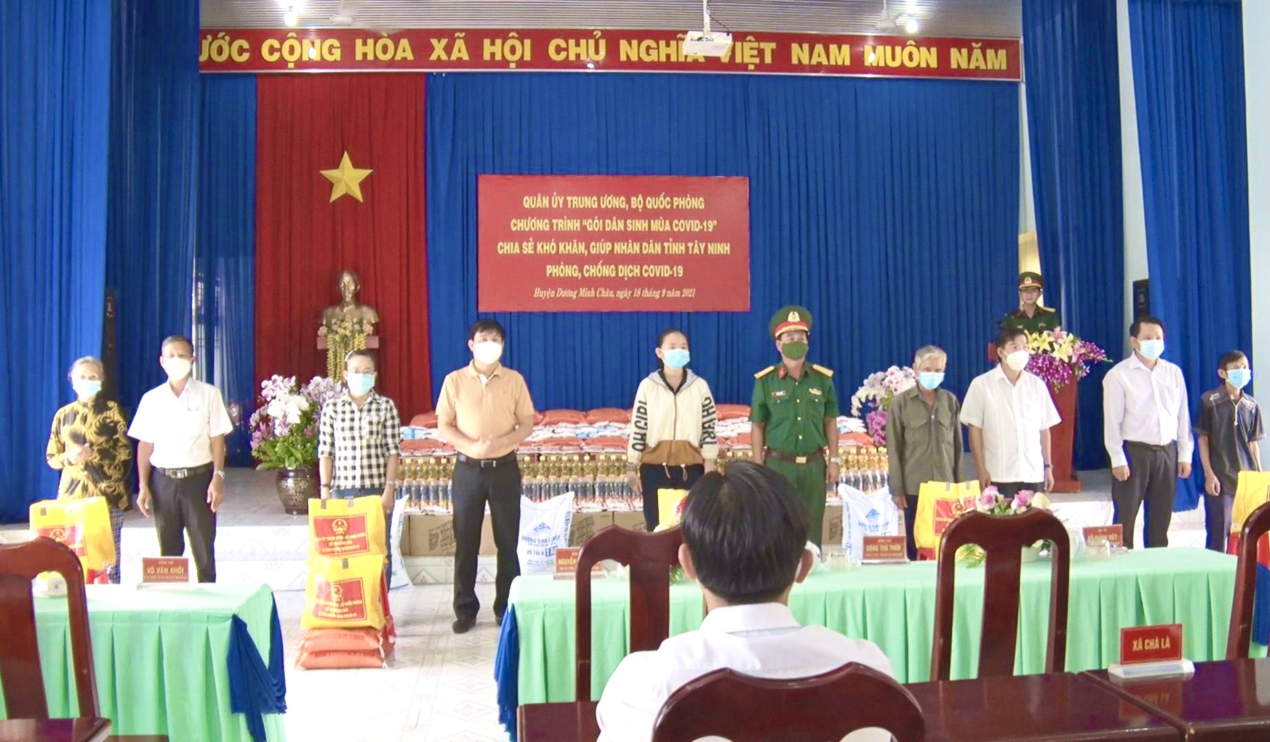 Huyện Dương Minh Châu tiếp nhận hơn 2.000 “gói dân sinh mùa Covid” từ Bộ quốc phòng trao cho người dân trên địa bàn